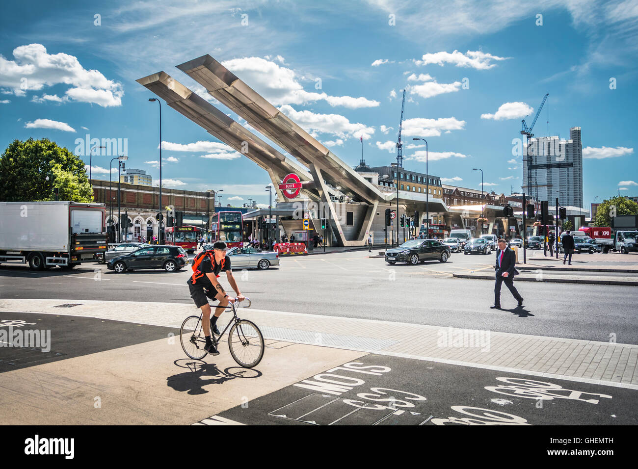 Un cycliste solitaire sur l'autoroute cycliste CS5 à côté de la station de métro Vauxhall et de la gare principale, London Borough of Lambeth, Londres, Angleterre, Royaume-Uni Banque D'Images