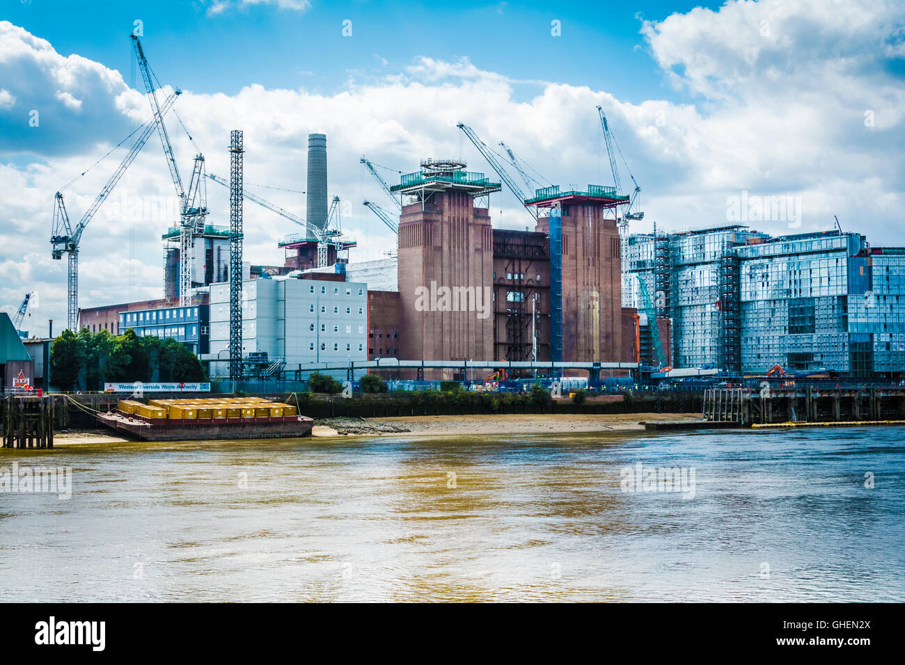 Grues et développement de logements autour du réaménagement de la centrale électrique Battersea à Londres, Royaume-Uni Banque D'Images