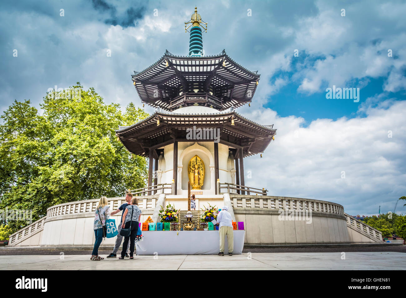 Le Jour commémoratif de l'Hiroshima à la Pagode de la paix bouddhiste dans Battersea Park, Londres, UK Banque D'Images