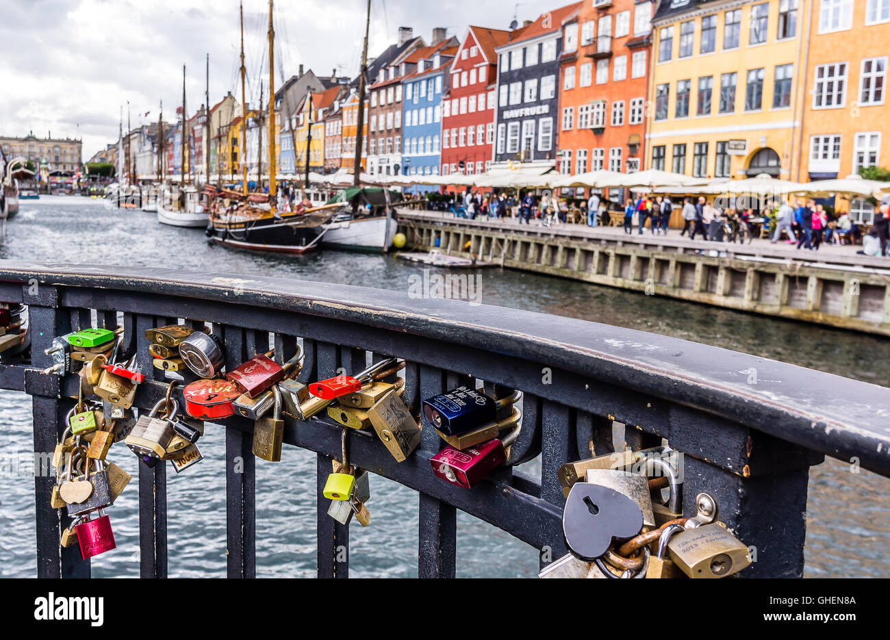 Amour incassable avec cadenas fixé à la clôture sur un pont à Copenhague Nyhavn Banque D'Images