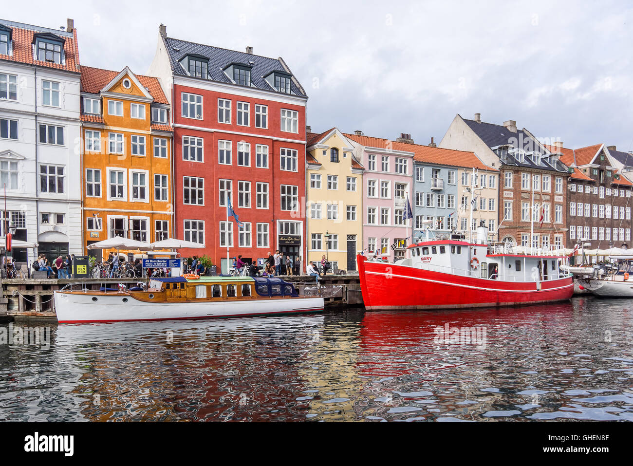 Bateaux et maisons colorées à du port de Nyhavn est la principale attraction touristique à Copenhague Banque D'Images