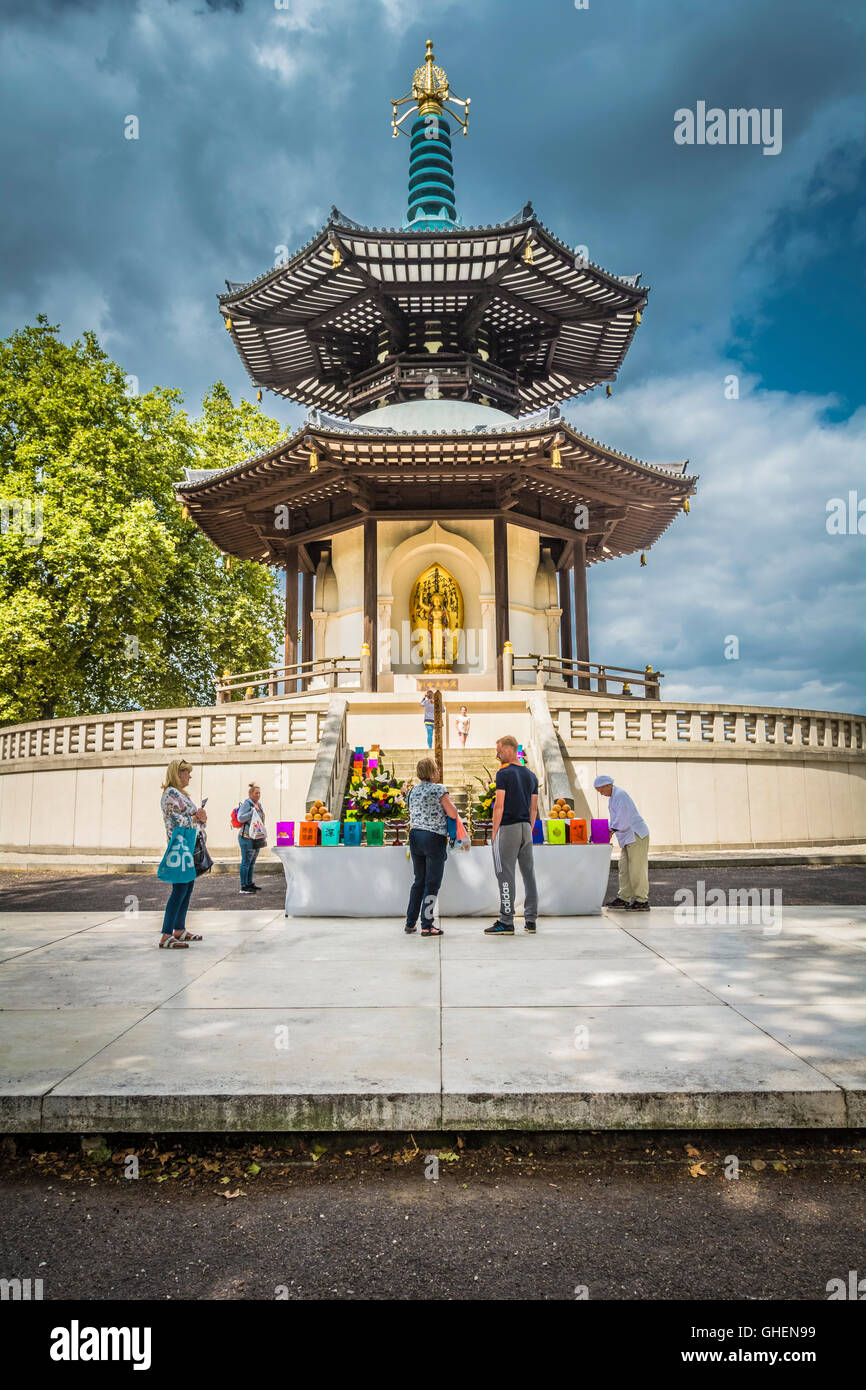 Le Jour commémoratif de l'Hiroshima à la Pagode de la paix bouddhiste dans Battersea Park, Londres, UK Banque D'Images