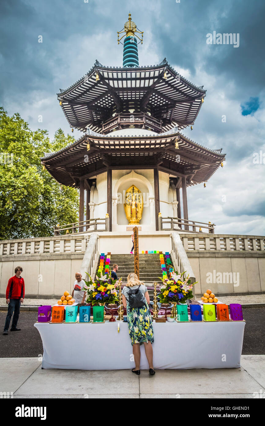Le Jour commémoratif de l'Hiroshima à la Pagode de la paix bouddhiste dans Battersea Park, Londres, UK Banque D'Images