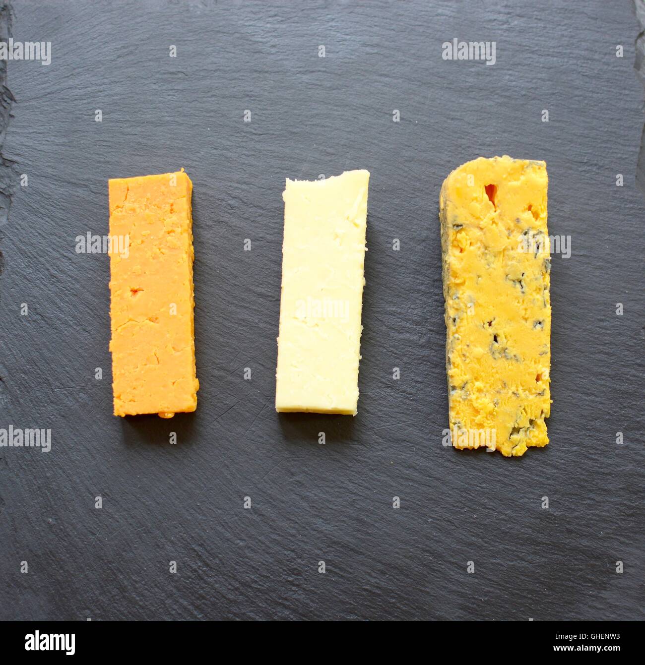 Sélection de trois fromages servi sur ardoise noire Banque D'Images