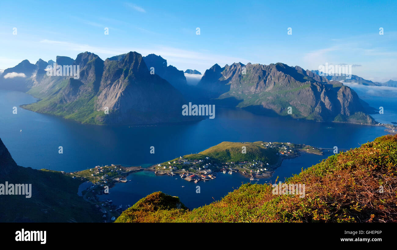 Luftbild : Reine, Reinefjord vom Reinebringen aus gesehen, Lofoten, Norvège. Banque D'Images