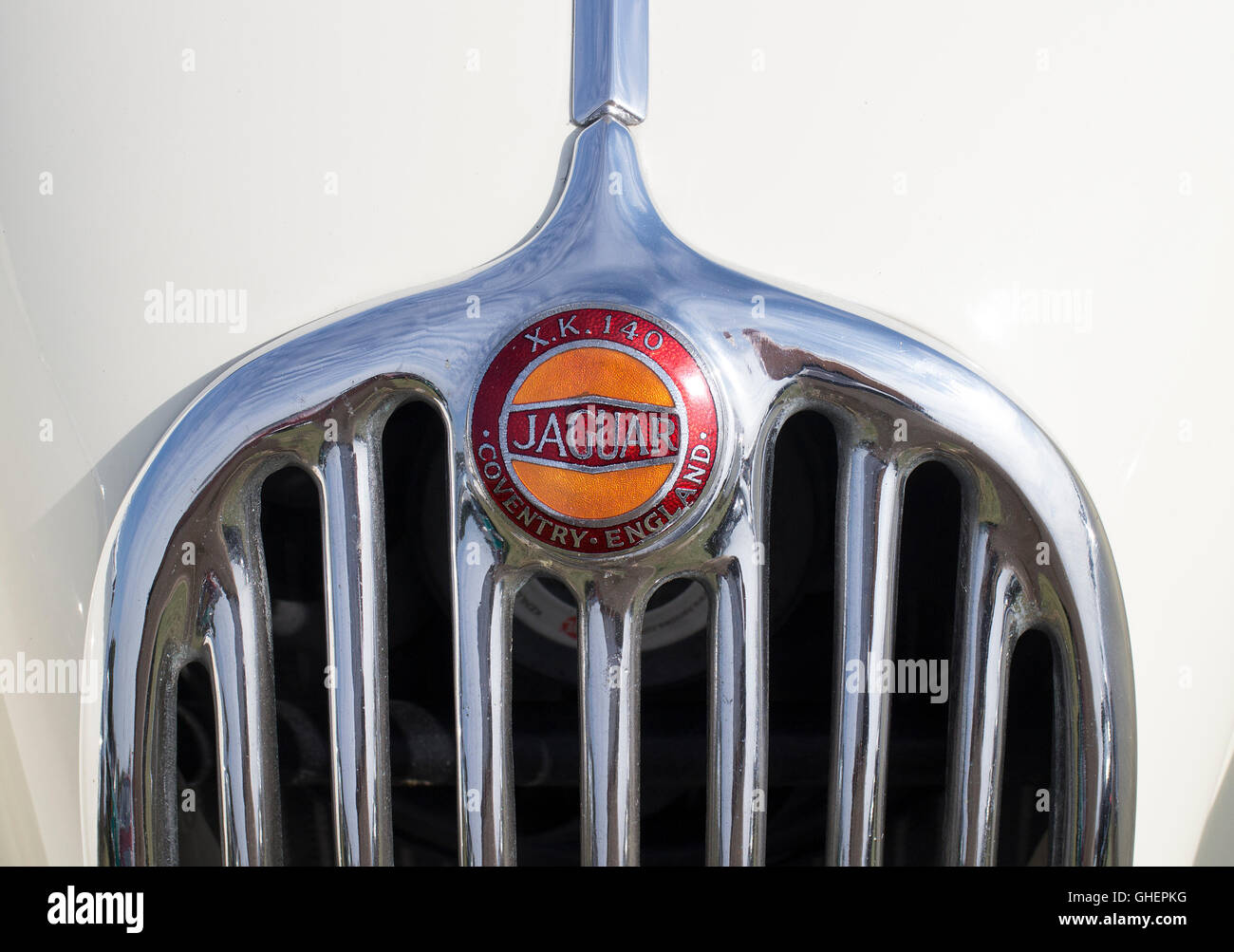 Close-up de la partie supérieure du radiateur (avec badge) d'une Jaguar XK140 voiture classique Banque D'Images