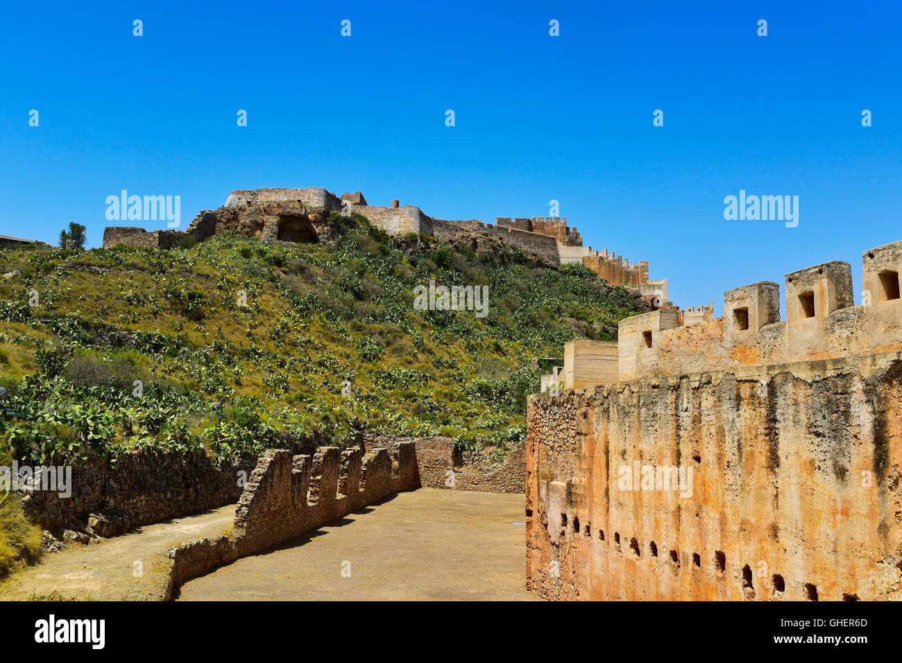 Une vue sur les vestiges de la Citadelle de Sagunto, Espagne, dans le haut d'une colline Banque D'Images