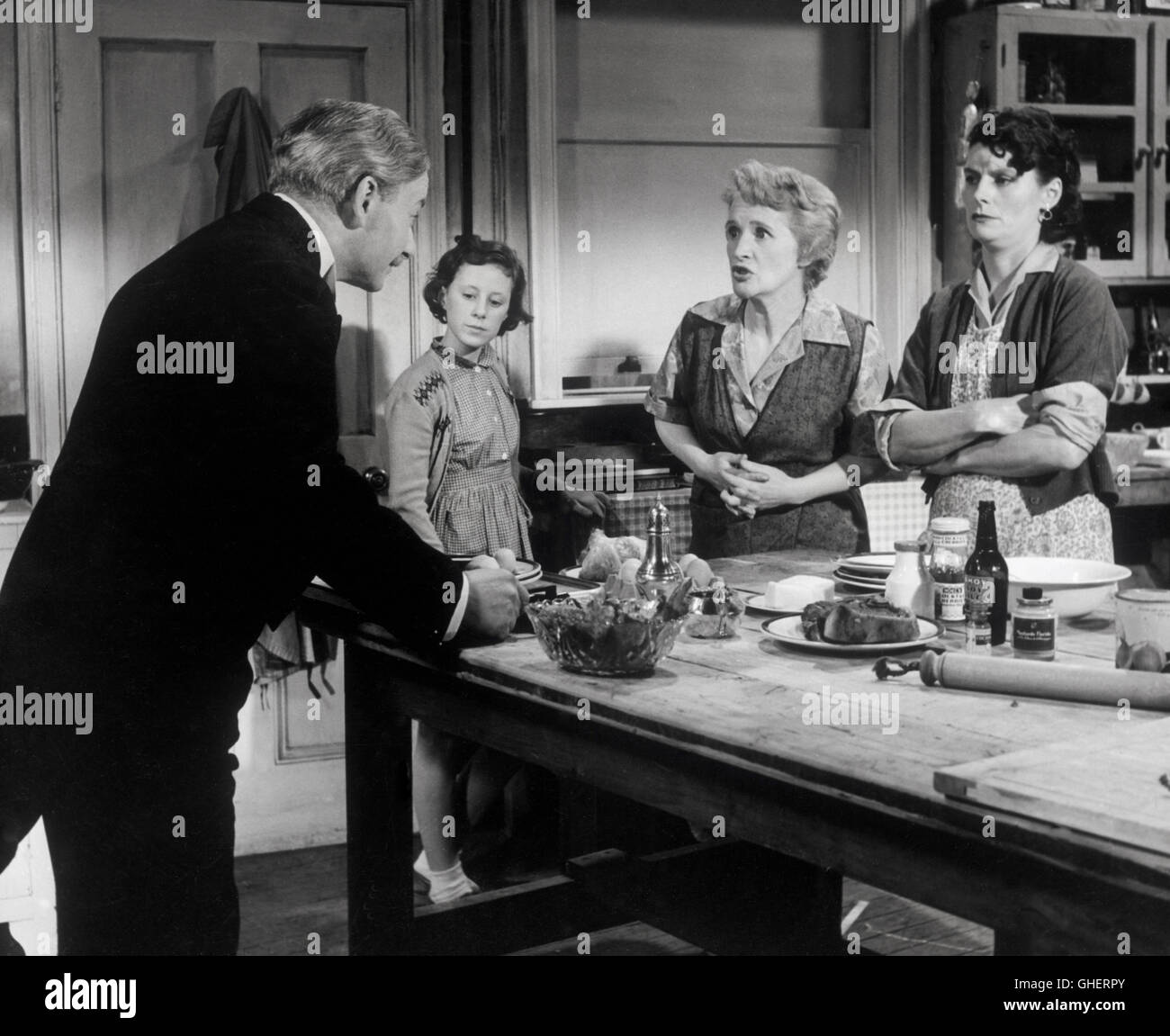 Les pécheurs innocents UK 1958 Philip Leacock scène cuisine : dans la rue vivent pauvres propriétaire de restaurant Vincent (DAVID KOSSOFF) et sa femme (BARBARA MULLEN). Vincent rêve de servir des repas exquis pour les clients exigeants, mais le quartier est unappreciative de ses efforts. Ses idéaux seulement un chagrin, les factures impayées et de constante-sœur Cassie (HILDA FENEMORE). Avec l'embarquement Vincents est Lovejoy Mason (juin Archer), fille d'un artiste, dont la variété de tournées visites sont rares et les paiements plus rares. Regie : Philip Leacock Banque D'Images