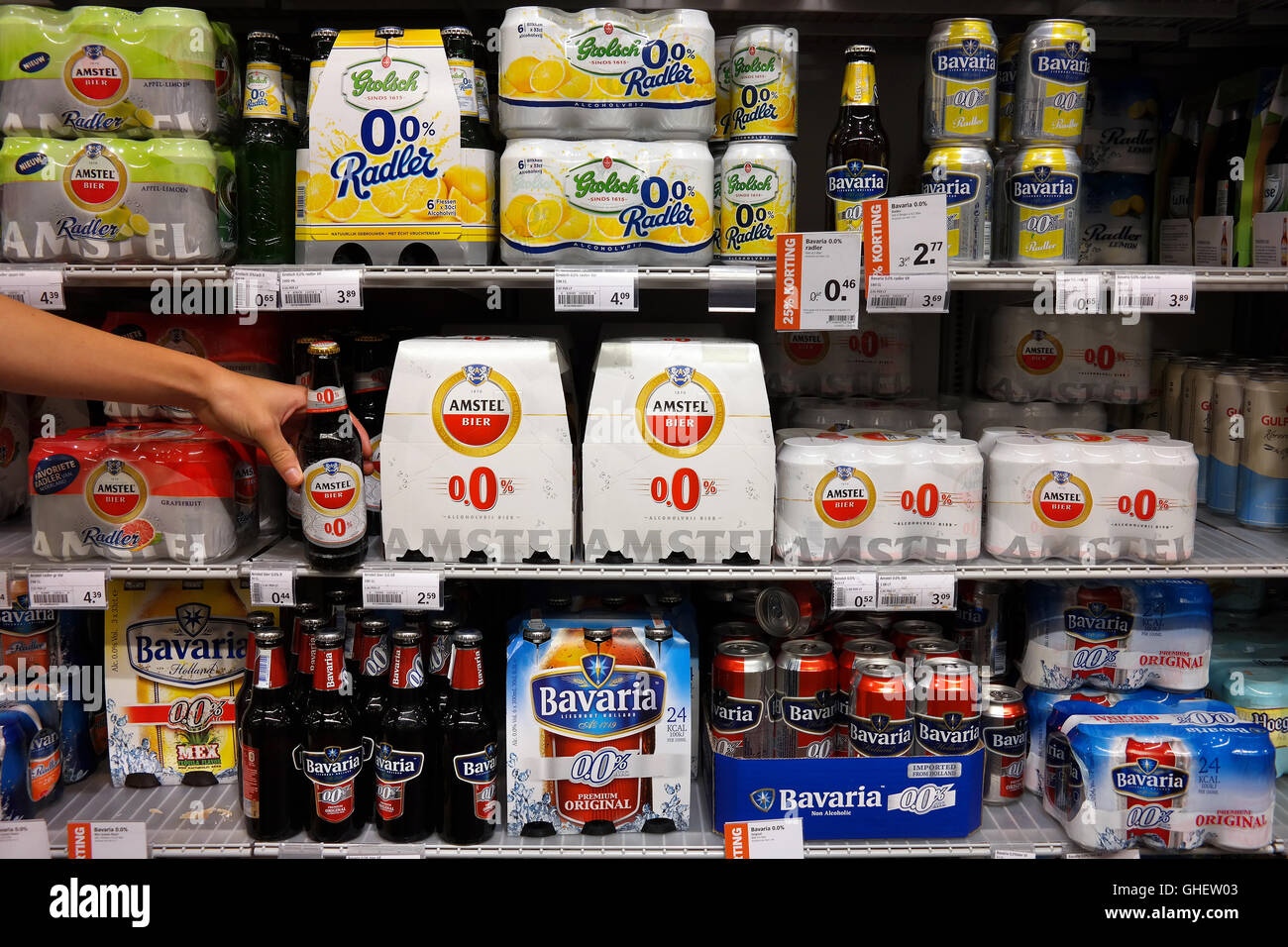 Les boissons sans alcool dans une allée avec des marques de bière néerlandaise. Banque D'Images