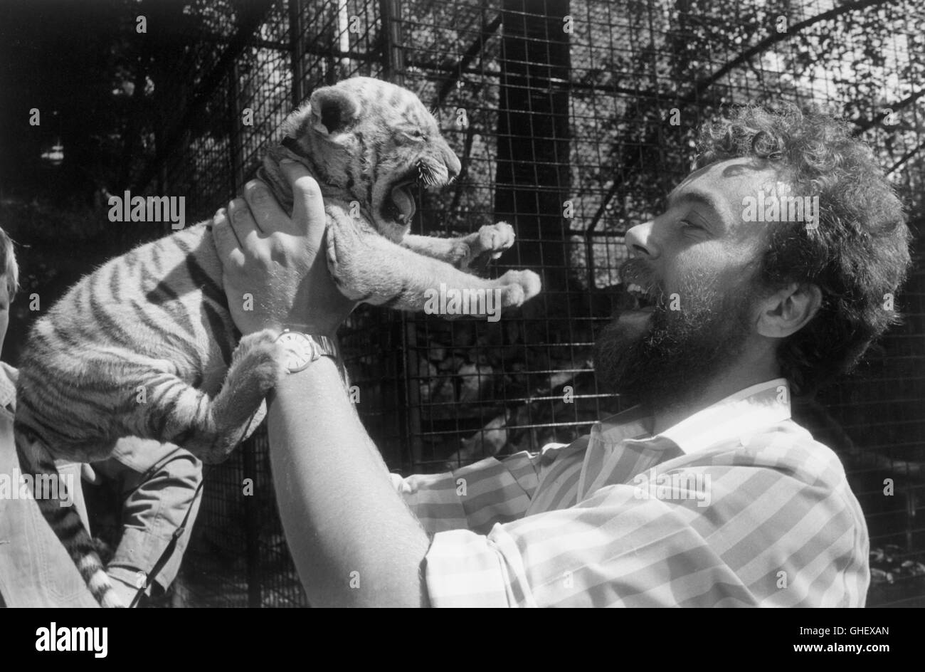 Un PAR UN UK 1984-1987 Anthony Lire des histoires sur real-life international zoo vet ROB HEYLAND que Donald Turner (en série 2) avec un peu de Tiger. Regie : Anthony Lire Banque D'Images