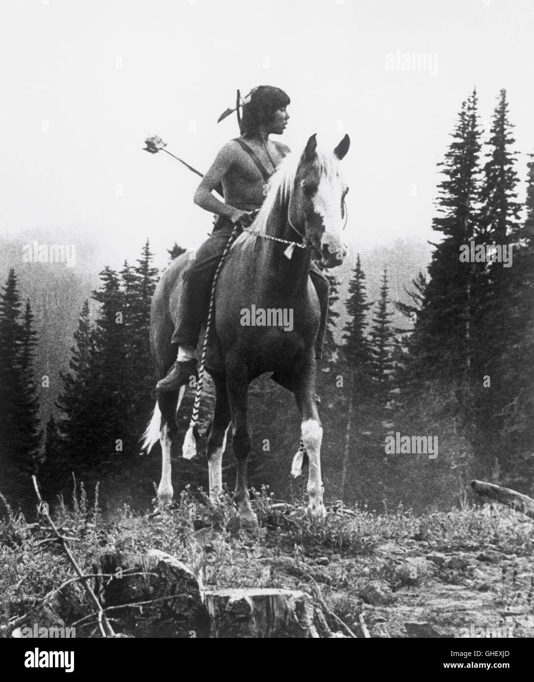 Trois GUERRIERS USA 1978 Kieth Merril la jeune Indienne (Michael MCKEE REDWING), chevauche son cheval, trois guerriers, après qu'il a été guéri de la boiterie chez les ressorts sacrés. Regie : Kieth Merril Banque D'Images