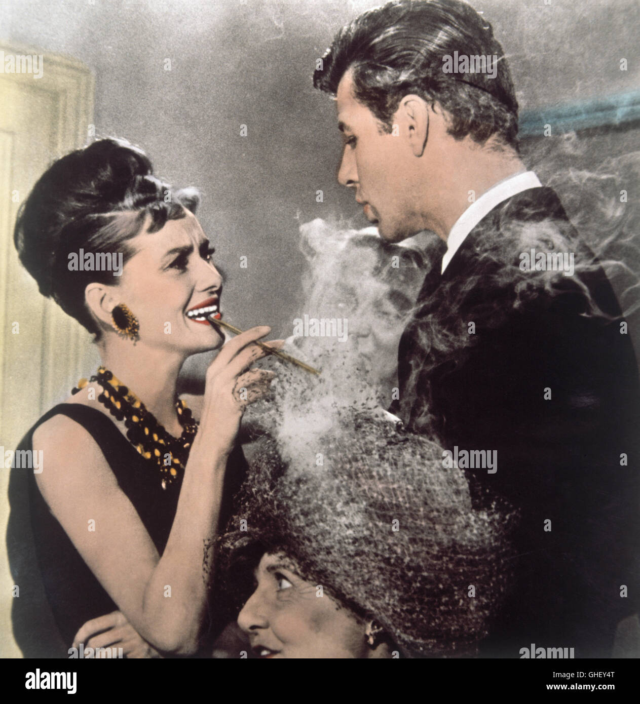 Frühstück bei Tiffany Breakfast at Tiffany'S USA 1961 Blake Edwards Audrey Hepburn que Holly Golightly, Michael Quinn que party guest Regie : Blake Edwards Banque D'Images