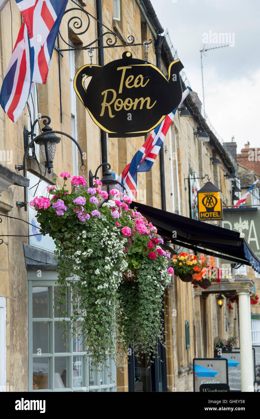 Paniers de fleurs suspendus à l'extérieur Mme T Potts de thé, Moreton in Marsh, Cotswolds, Gloucestershire, Angleterre Banque D'Images