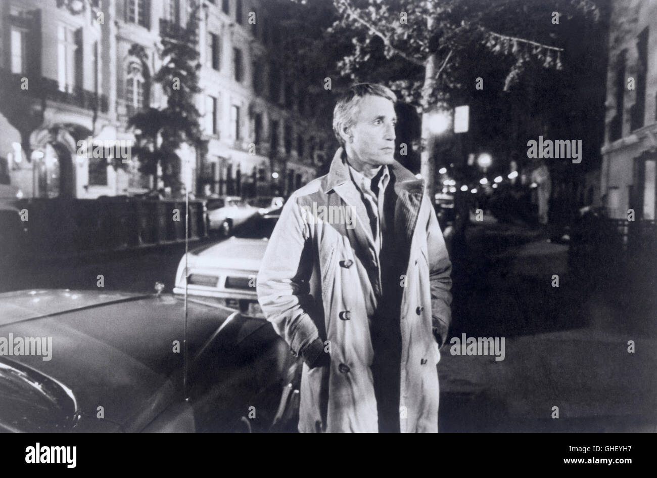 Encore DE LA NUIT USA 1982 Robert Benton : scène de nuit seul et sans protection, le Dr Sam Rice (ROY SCHEIDER) promenades bêtement le noir, rues désertes de la ville de New York bien que lui et la police soupçonne qu'elle est traquée par un tueur fou. Regie : Robert Benton Banque D'Images