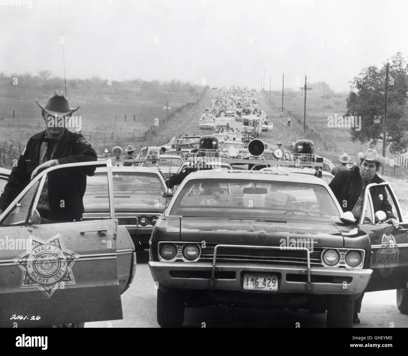 Le SUGARLAND EXPRESS USA 1974 Steven Spielberg un groupe de voitures de police Plymouth avec les shérifs sur la route. Regie : Steven Spielberg Banque D'Images