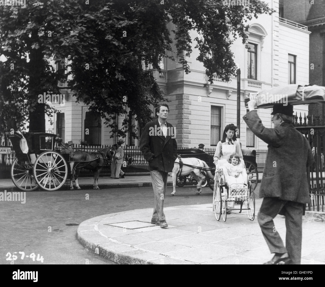 Les millions de POUND NOTE UK 1953 Ronald Neame Henry Adams (Gregory Peck) sur le trottoir. Regie : Ronald Neame Banque D'Images