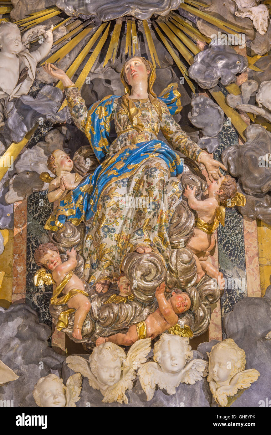 CREMONA, ITALIE - 25 MAI 2016 : La statue de l'Assomption dans la Cathédrale par Giuseppe Chiari (1687 - 1750). Banque D'Images