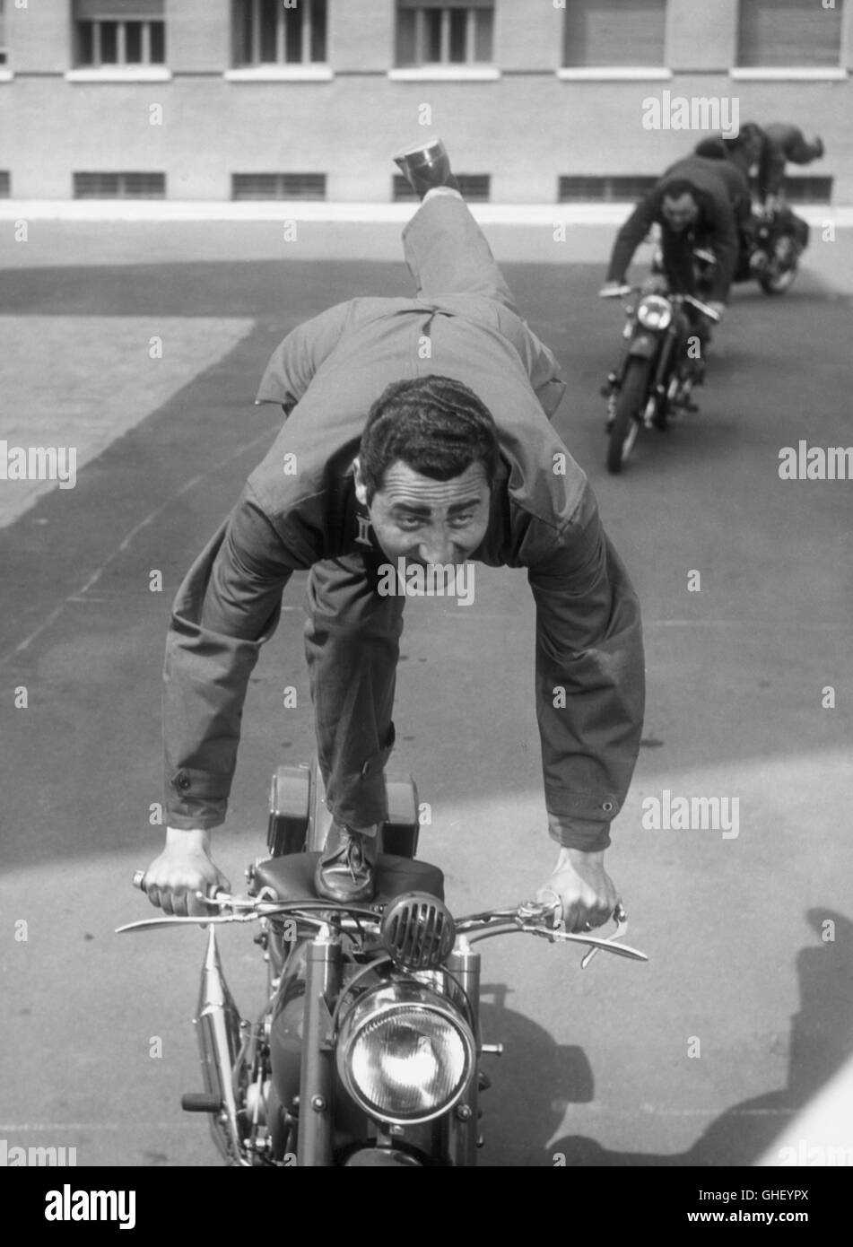 IL VIGILE Italien Luigi Zampa 1960 Alberto Sordi dans une position artistique avec le vélo. Regie : Luigi Zampa Banque D'Images