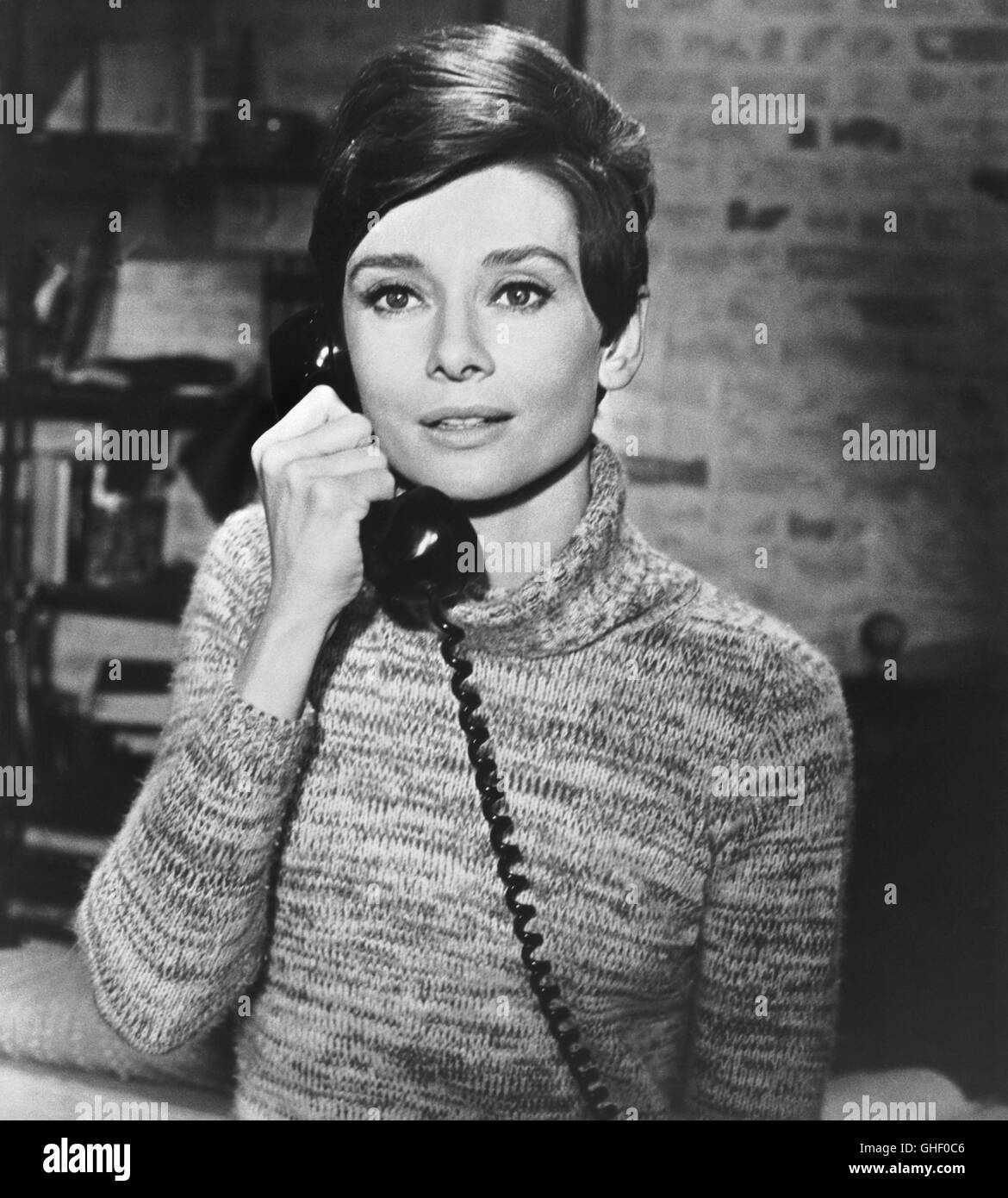 Attendre jusqu'à ce que DARK USA 1967 Terence Young Audrey Hepburn comme aveugle Susy Hendrix sur le téléphone. Regie : Terence Young Banque D'Images