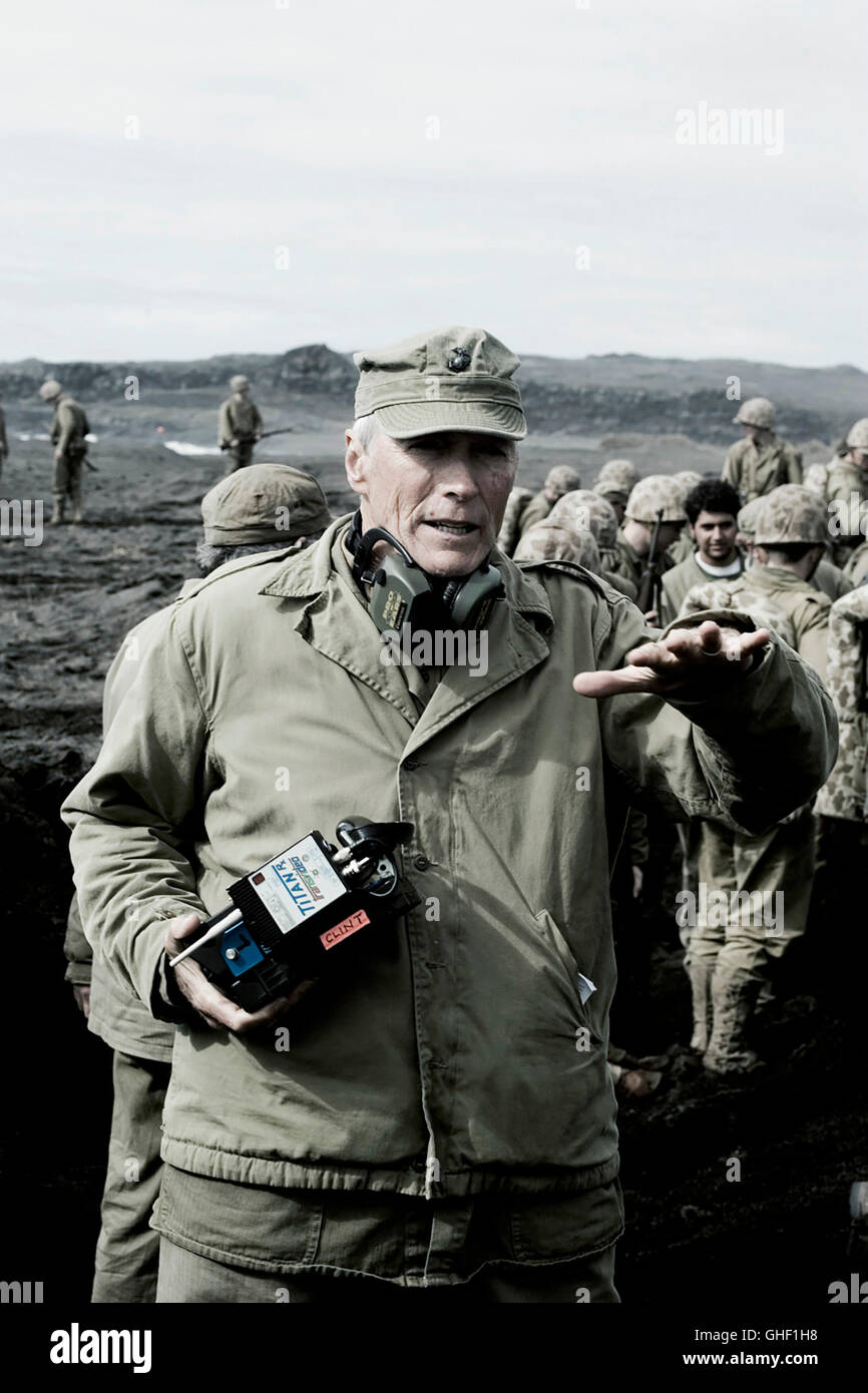 Drapeaux de nos pères USA 2006 Clint Eastwood Clint Eastwood sur le tournage. Regie : Clint Eastwood Banque D'Images