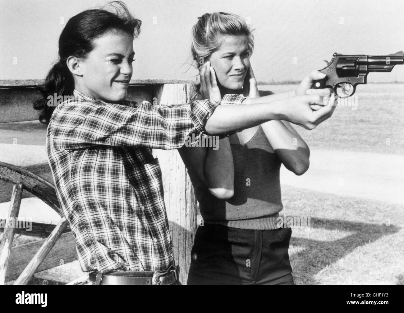 DEADLY BLESSING USA 1981 Wes Craven Martha (MAREN JENSEN) et Vicky (SUSAN BUCKNER) lern d'utiliser une arme à feu pour se défendre d'un cercle vicieux killer traque la campagne. Regie : Wes Craven Banque D'Images