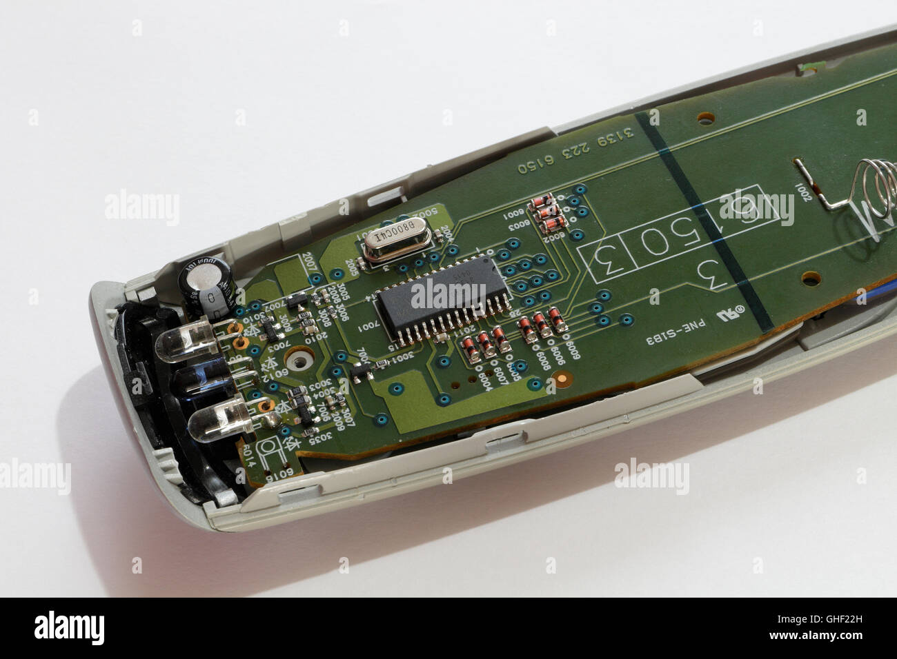 À l'intérieur d'une carte de circuit imprimé de télécommande de téléviseur Banque D'Images
