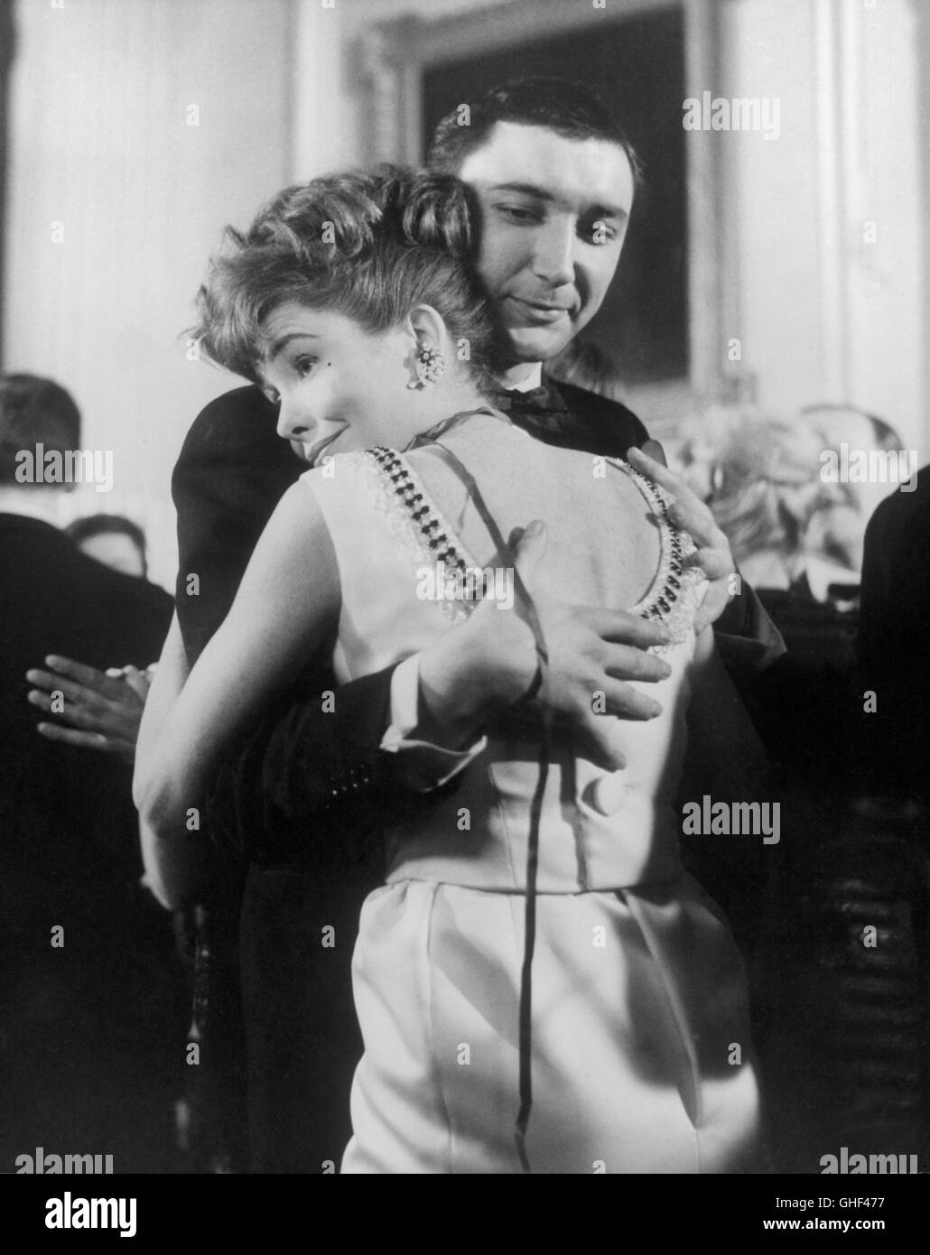 80 000 SUSPECTS UK 1963 Val Guest à une danse dans la ville de Bath's Pump Room, Ruth Preston (YOLANDE DONLAN) hectically célèbre la nouvelle année avec l'arrivée de nouvelles Dr Brooks (BRUCE MONTAGUE). Comme il est devenu habituel dans son mariage, son mari a empêché sa présence. Regie : Val Guest Banque D'Images