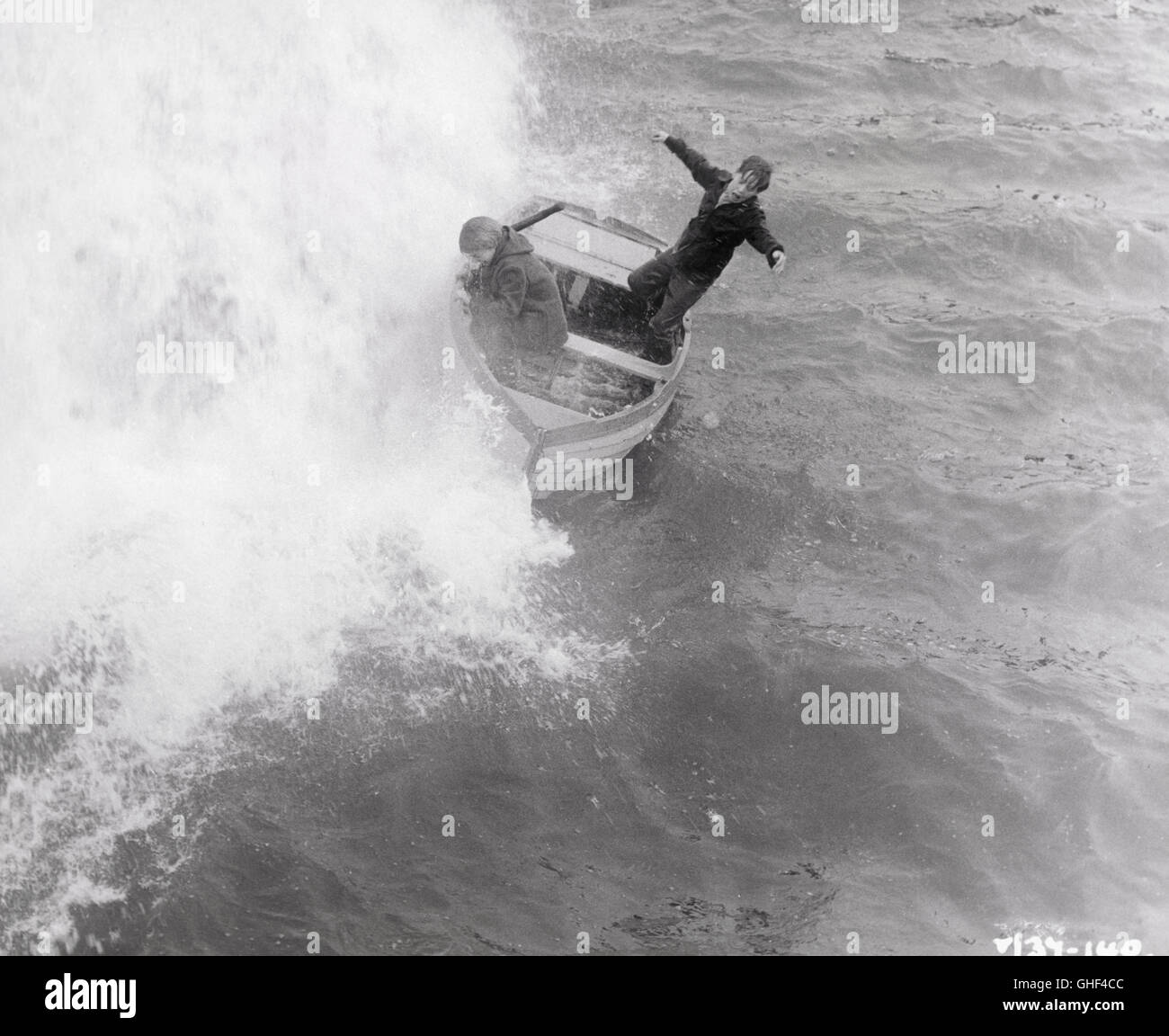 La VIE DE RUTH UK 1962 Basil Dearden La mince, voix hystérique de deux petits et impuissants, effrayé les enfants sont entendus au-dessus du grondement des vagues qui comme leur bateau à rames est brisé sur les roches déchiquetées. Le garçon Teddy (FREDDY RAMSAY) est jeté par-dessus bord, tandis que sa compagne Ruth (LYNN TAYLOR) s'accroche sur. Regie : Basil Dearden Banque D'Images La VIE DE RUTH UK 1962 Basil Dearden La mince, voix hystérique de deux petits et impuissants, effrayé les enfants sont entendus au-dessus du grondement des vagues qui comme leur bateau à rames est brisé sur les roches déchiquetées. Le garçon Teddy (FREDDY RAMSAY) est jeté par-dessus bord, tandis que sa compagne Ruth (LYNN TAYLOR) s'accroche sur. Regie : Basil Dearden Banque D'Images