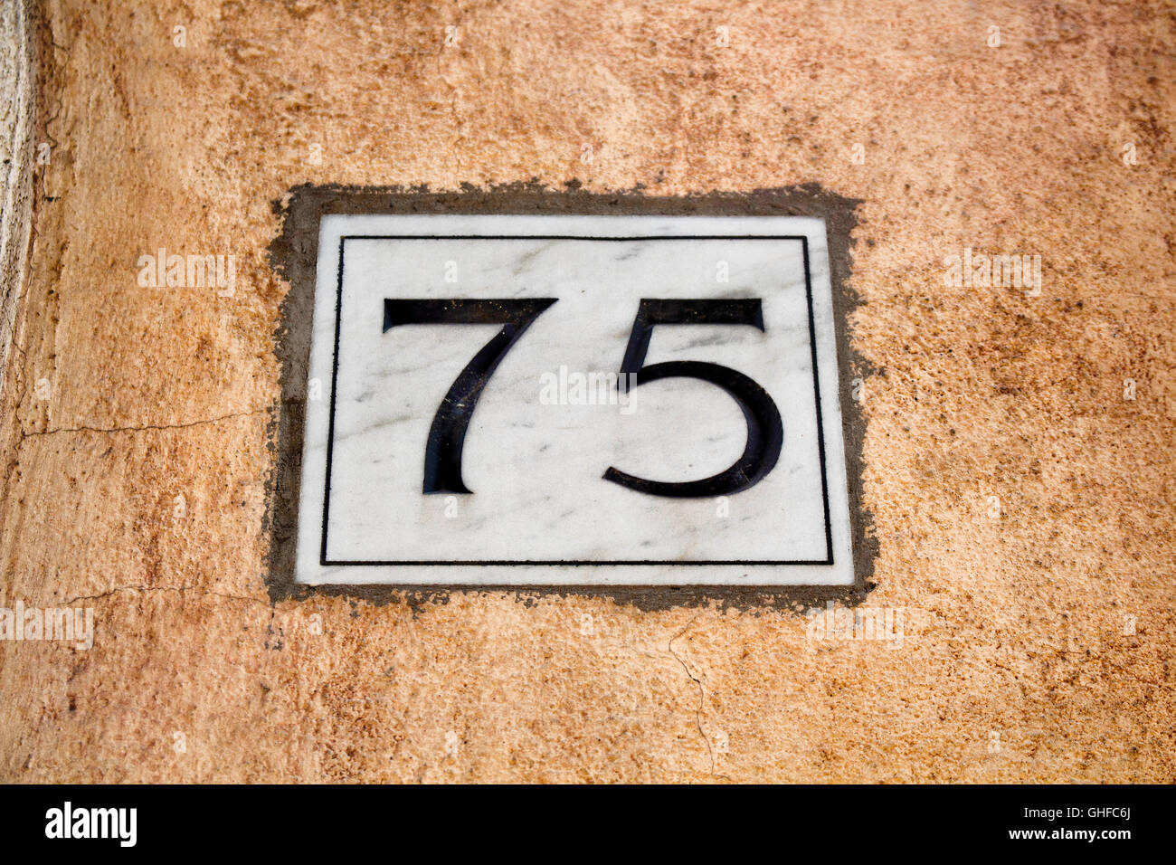 Numéro de bâtiment ancien gravé à Rome 75 Banque D'Images