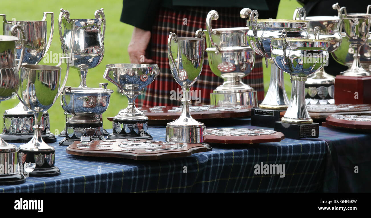 Coupes et trophées lors du Conseil de la ville de Lisburn et Castlereagh Pipe Band Championship 2016 Banque D'Images