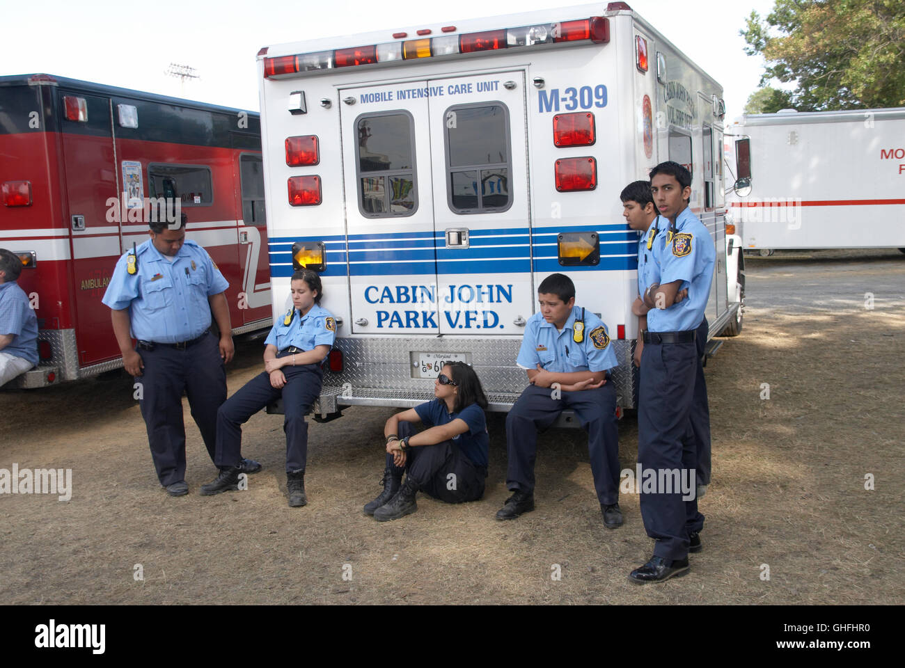 Jeune équipe d'ambulanciers s'asseoir autour d'attente pour un appel à Gaithersburg, Maryland Banque D'Images