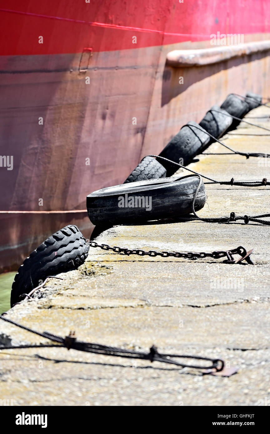 Pneus pare-choc sur un pont de bateaux Banque D'Images