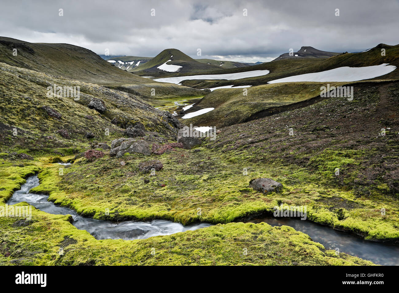 Ruisseau et montagne dans la distance, la Réserve Naturelle de Fjallabak, Landmannalaugar, Islande Banque D'Images