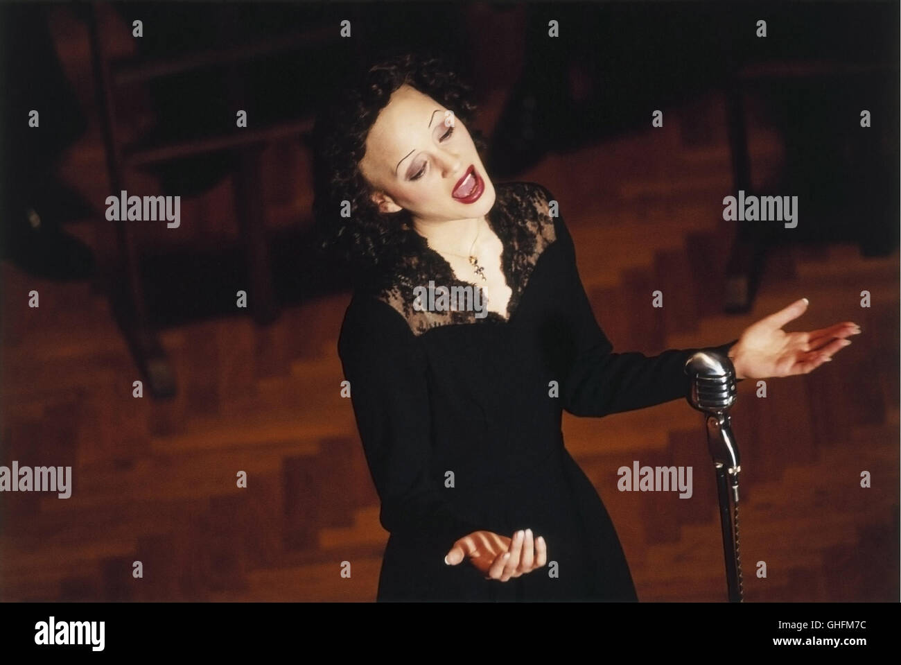 LA VIE EN ROSE La vie en rose / La Mome Frankreich 2006 La vie en rose / Edith Piaf (Marion Cotillard) Régie : Olivier Dahan aka. La vie en rose / La Mome Banque D'Images