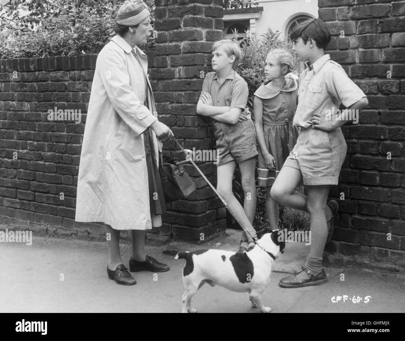 Le MONSTRE DE HIGHGATE PONDS UK 1961 Alberto Cavalcanti La vieille dame avec son petit chien, David (MICHAEL WADE), Sophie (argile) et Chris (TERRY CORBEAU) Régie : Alberto Cavalcanti Banque D'Images