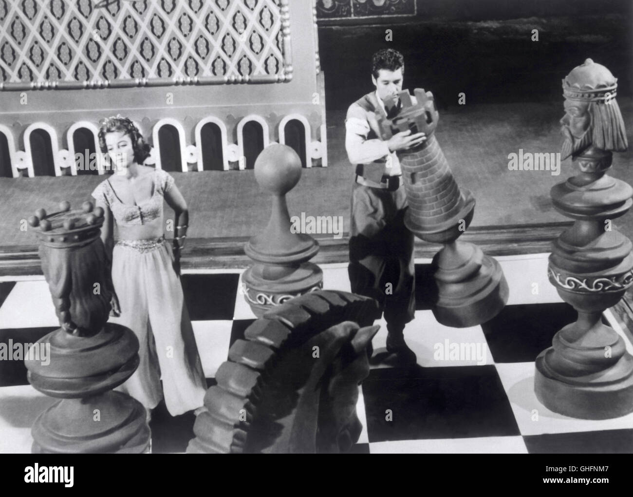 Les trois mondes Les Trois Mondes DE GULLIVER Gulliver de UK/USA 1960 Jack Sher Docteur Gulliver (KERWIN MATHEWS) et Elizabeth (juin THORBURN) jouant aux échecs dans le monde de Lilliput. Regie : Jack Sher aka. Les trois Mondes de Gulliver Banque D'Images