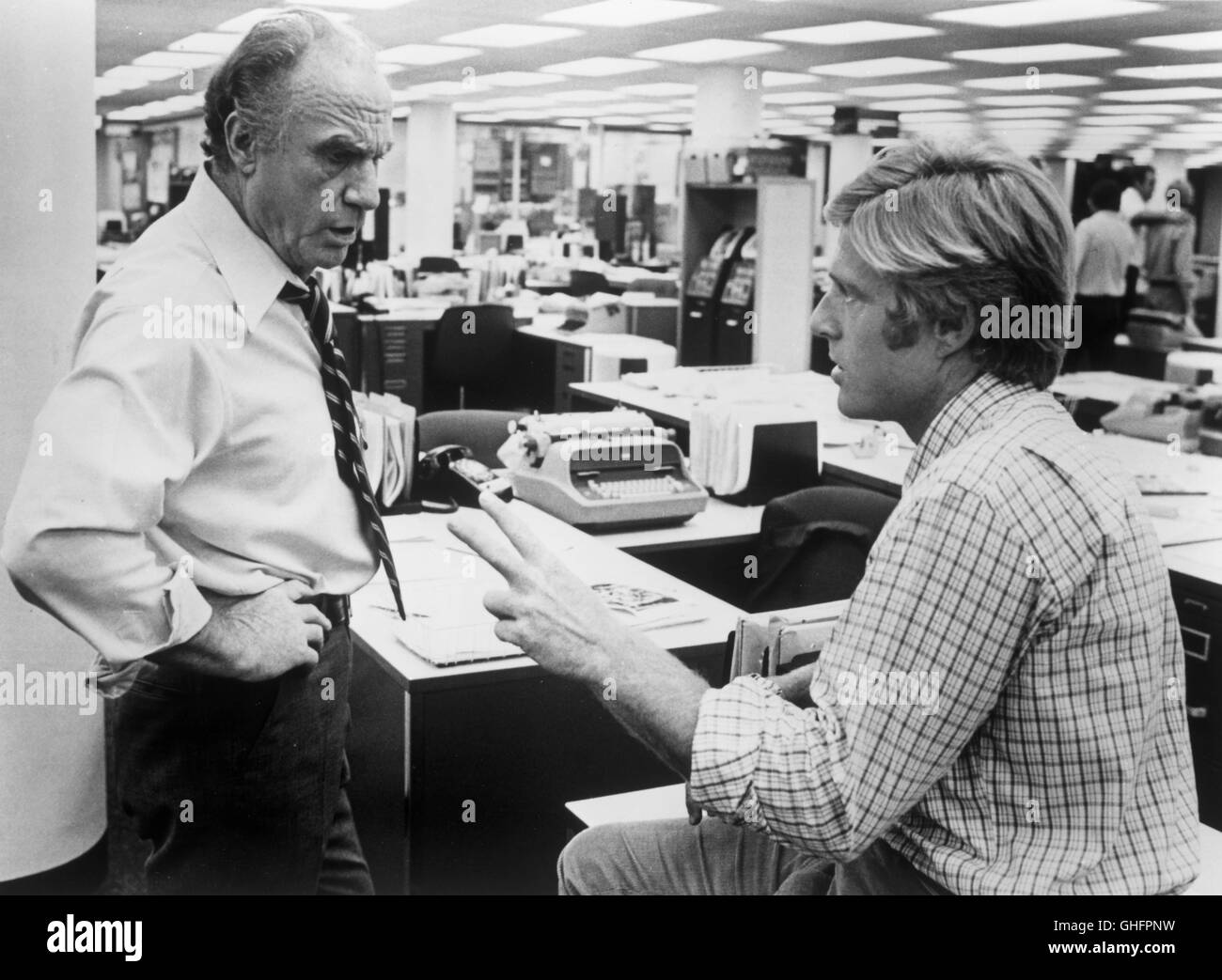 Harry M. Rosenfeld (Jack Warden) et Bob Woodward (Robert Redford) Régie : Alan J. Pakula Banque D'Images