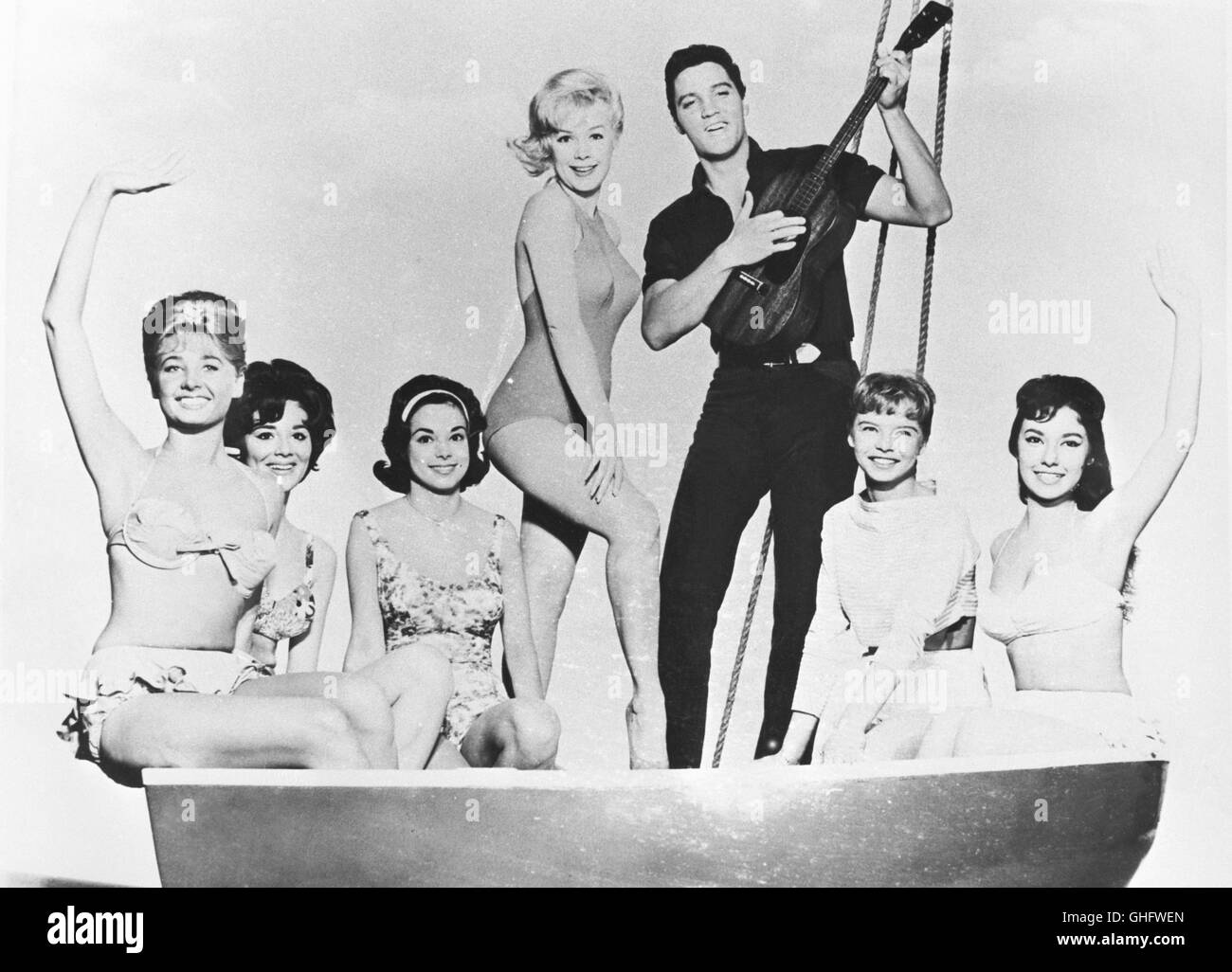 Stella Stevens (Robin Gantner) Et Elvis Presley (Ross Carpenter) Avec  Certaines Des Filles. Regie : Norman Taurog Photo Stock - Alamy