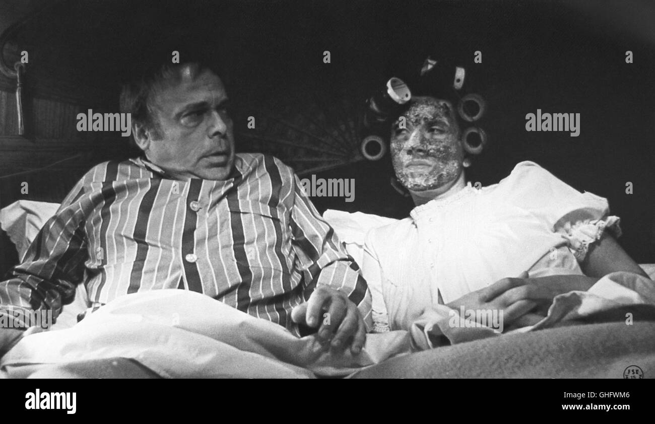 HERBERT LOM (Inspecteur en chef Dreyfus), Motel INTERPETROL NEDEVA (Madame Dreyfus) Régie : Blake Edwards Banque D'Images