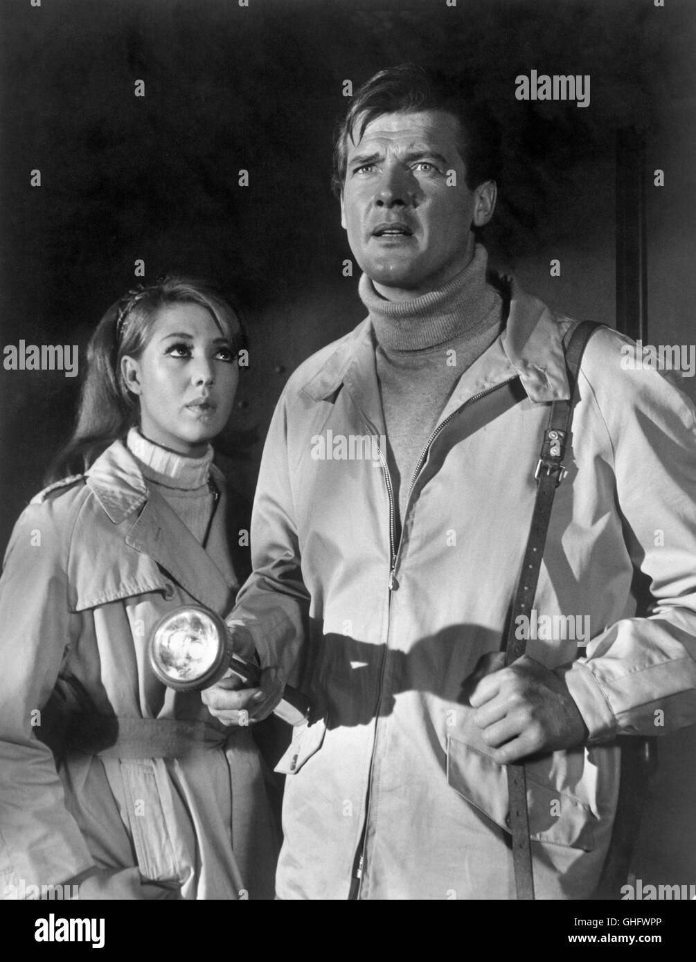 ANNETTE ANDRE (Carmen) et Roger Moore (Simon Templar, le Saint) dans l'épisode : la Chambre le rocher du dragon (1968). Regie : Roger Moore Banque D'Images