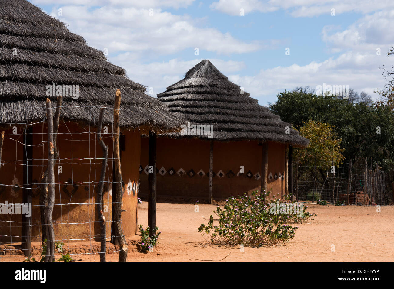 KO MPISI VILLAGE un village typique de l'Afrique au Zimbabwe, près de The Victoria Falls National Park Banque D'Images