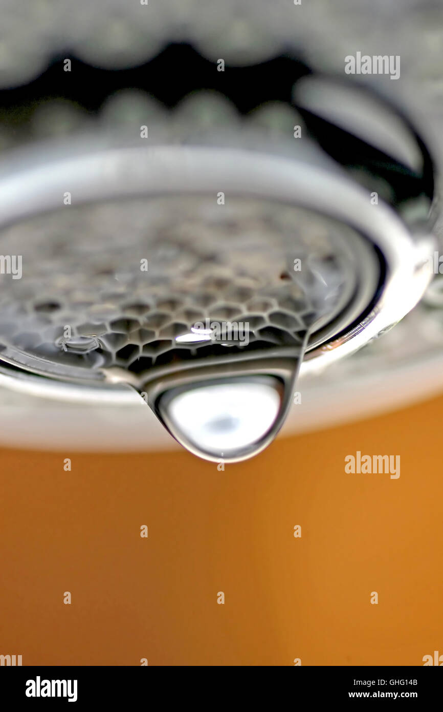 Une macro d'un robinet blanc / robinet dégoutter. Banque D'Images