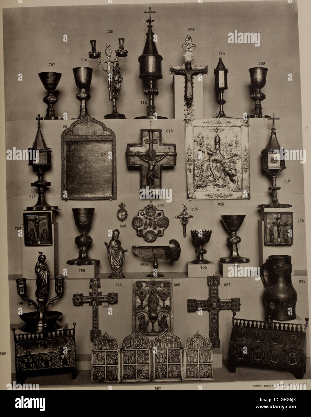 *Galerie de Portraits et autres tableaux anciens* (1900) est une collection de portraits et de peintures historiques, mettant en valeur diverses figures renommées du passé et mettant en valeur les styles et techniques artistiques utilisés dans la création de ces œuvres. Banque D'Images