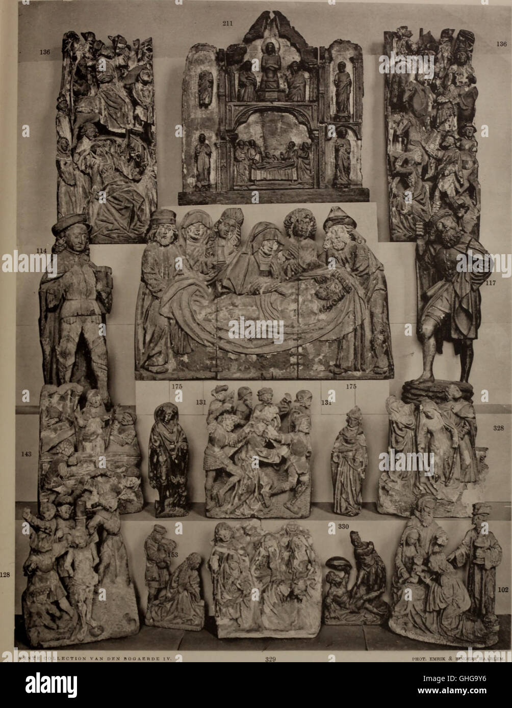 *Galerie de Portraits et autres tableaux anciens* (1900) est une collection de portraits et de peintures anciennes, présentant diverses œuvres renommées de différentes périodes de l'histoire de l'art. Banque D'Images