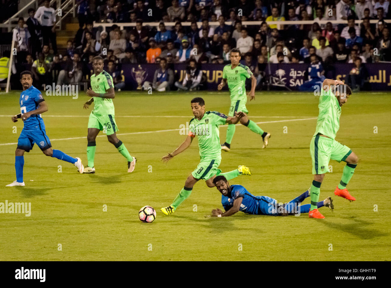 Londres, Royaume-Uni. 8 Août, 2016. Taisir Al-Jassim # 8, Motaz Hawsawi # 25 & Mohammed Al-Breik # 2 (masse). Vs Al-Ahli Al-Hilal Arabie Super Cup match finales à Craven Cottage, Fulham Football Club Crédit : Guy Josse/Alamy Live News Banque D'Images