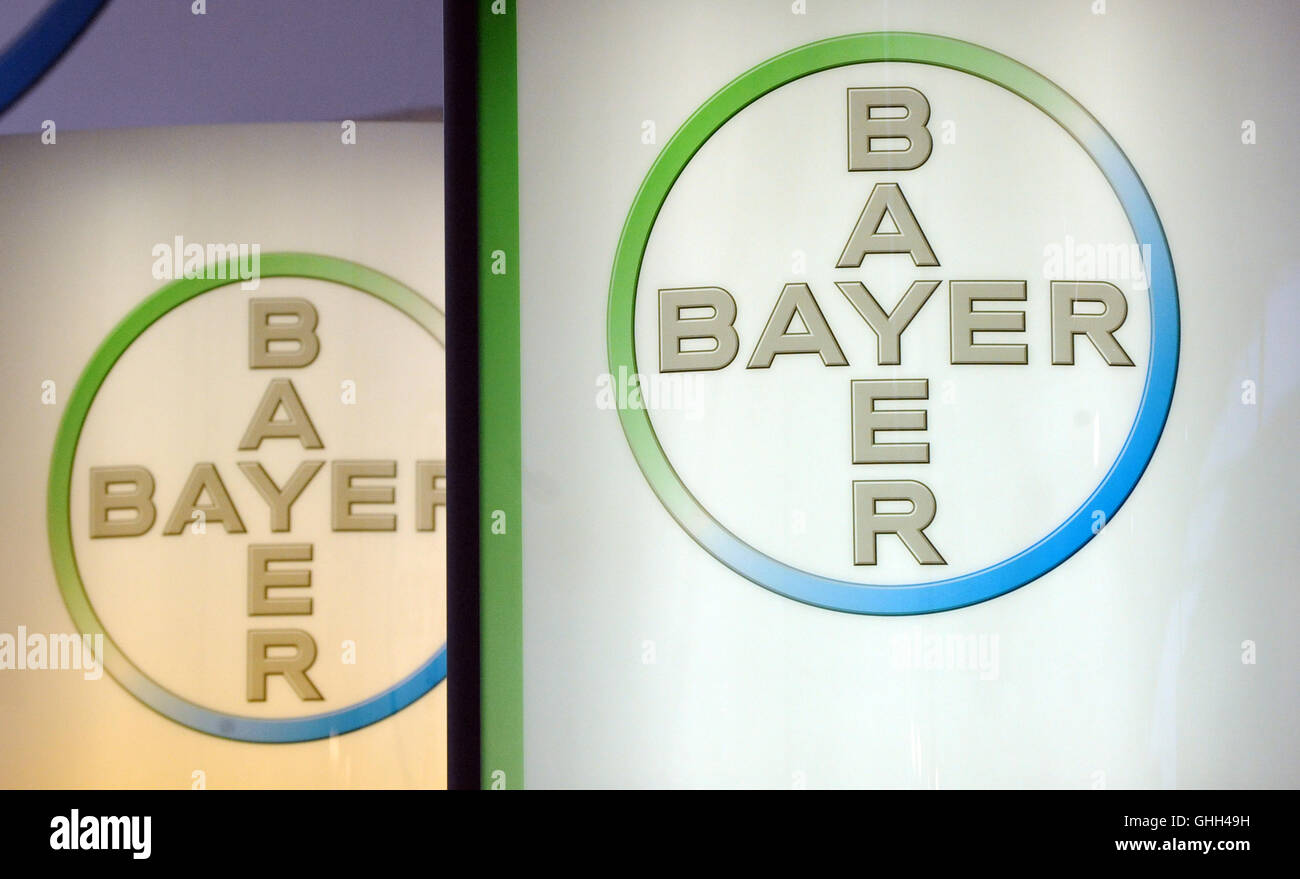 (Dossier) une archive photo datée du 16 novembre 2010 présente le logo de l'entreprise Bayer à Karlsruhe, Allemagne. Le Bayer a chuté 10,58 pour cent du stock à 36,505 euros, les experts du marché qui imputent à l'US health board, la FDA, exigeant plus d'informations sur l'anticoagulent, Xarelto. Photo : MARIJAN MURAT | conditions dans le monde entier Banque D'Images