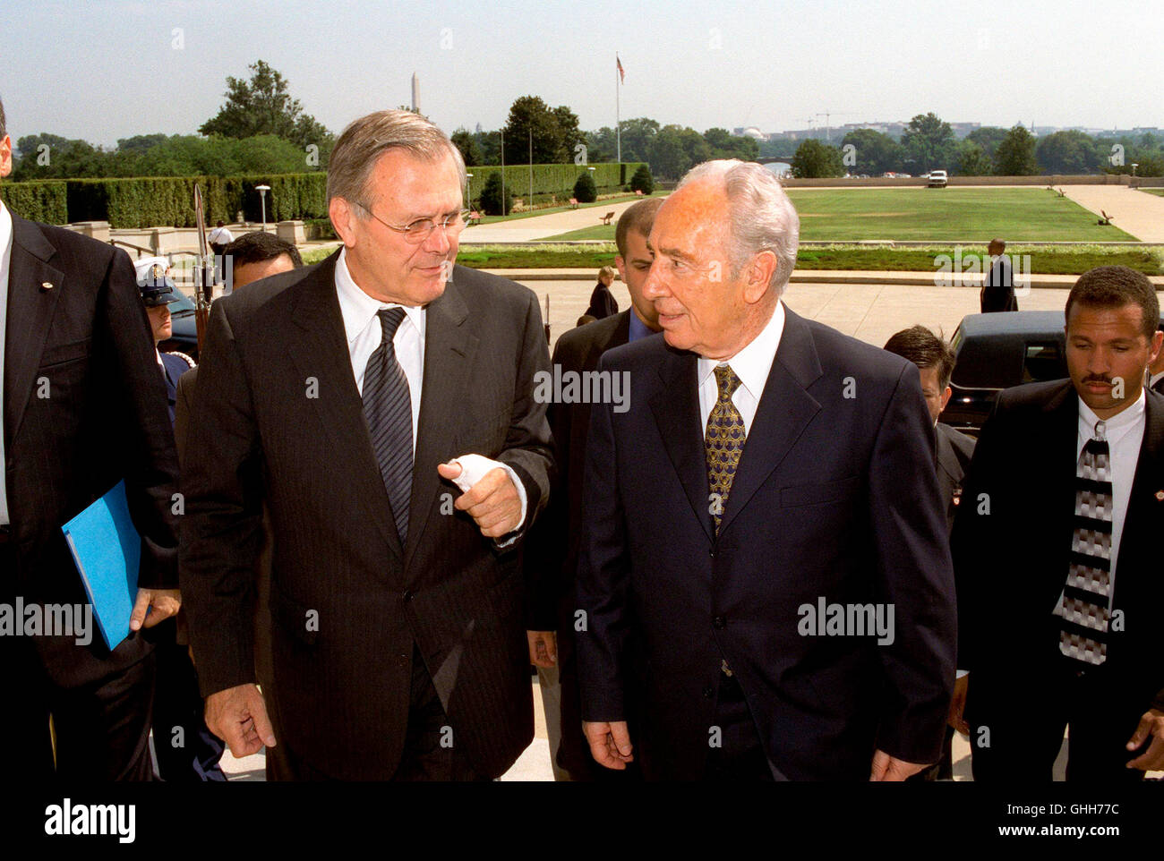 Le secrétaire américain à la défense Donald H. Rumsfeld (gauche) escorts Ministre des affaires étrangères Shimon Peres d'Israël dans le pentagone le 1 août 2002. Les deux hommes se rencontreront pour discuter d'un éventail de sujets de préoccupation pour les deux nations. .Crédit : R.D. Ward - DoD via CNP. /MediaPunch Banque D'Images