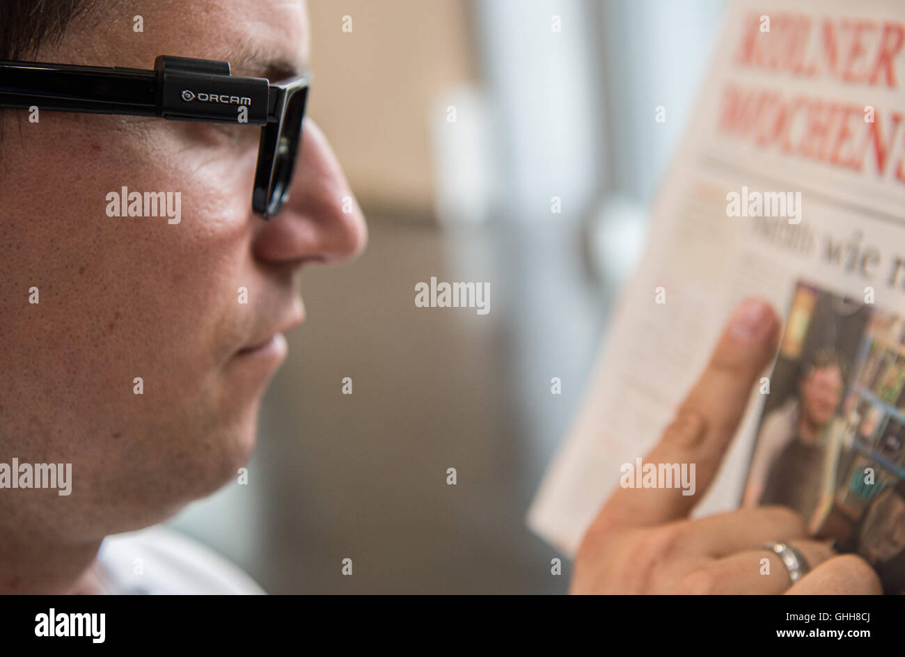 Düsseldorf, Allemagne. 28 Sep, 2016. Un homme portant l'OrCam 'webcam' sur ses lunettes lors de l'ouverture de la foire RehaCare international "soins" à Düsseldorf, Allemagne, 28 septembre 2016. La webcam est un assistant de lecture pour les personnes aveugles et malvoyantes. Il permet la lecture de texte à voix haute et à reconnaître les visages. La foire est ouverte jusqu'au 1er octobre 2016. PHOTO : WOLFRAM KASTL/dpa/Alamy Live News Banque D'Images
