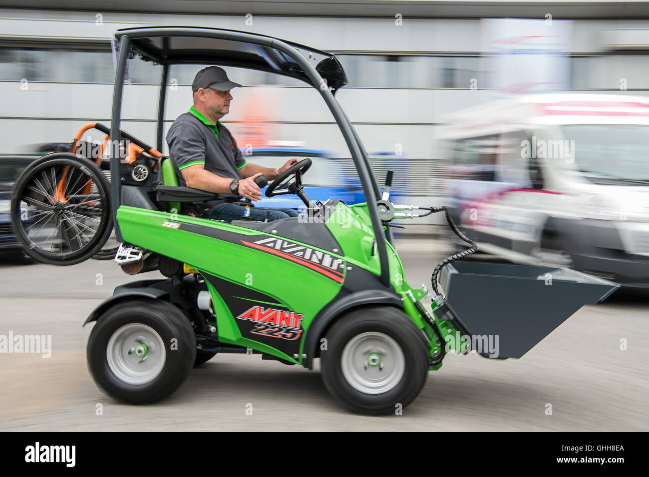 Düsseldorf, Allemagne. 28 Sep, 2016. Bert Pein la conduite d'un Handicap-Version «' de l'image multi-fonctionnelles chariot 'AVANT' 225 par la société finition 'Avant Tecno OY' lors de l'ouverture de la foire internationale "Rheacare' soins à Duesseldorf, Allemagne, 28 septembre 2016. La foire est ouverte jusqu'au 1er octobre 2016. PHOTO : WOLFRAM KASTL/dpa/Alamy Live News Banque D'Images