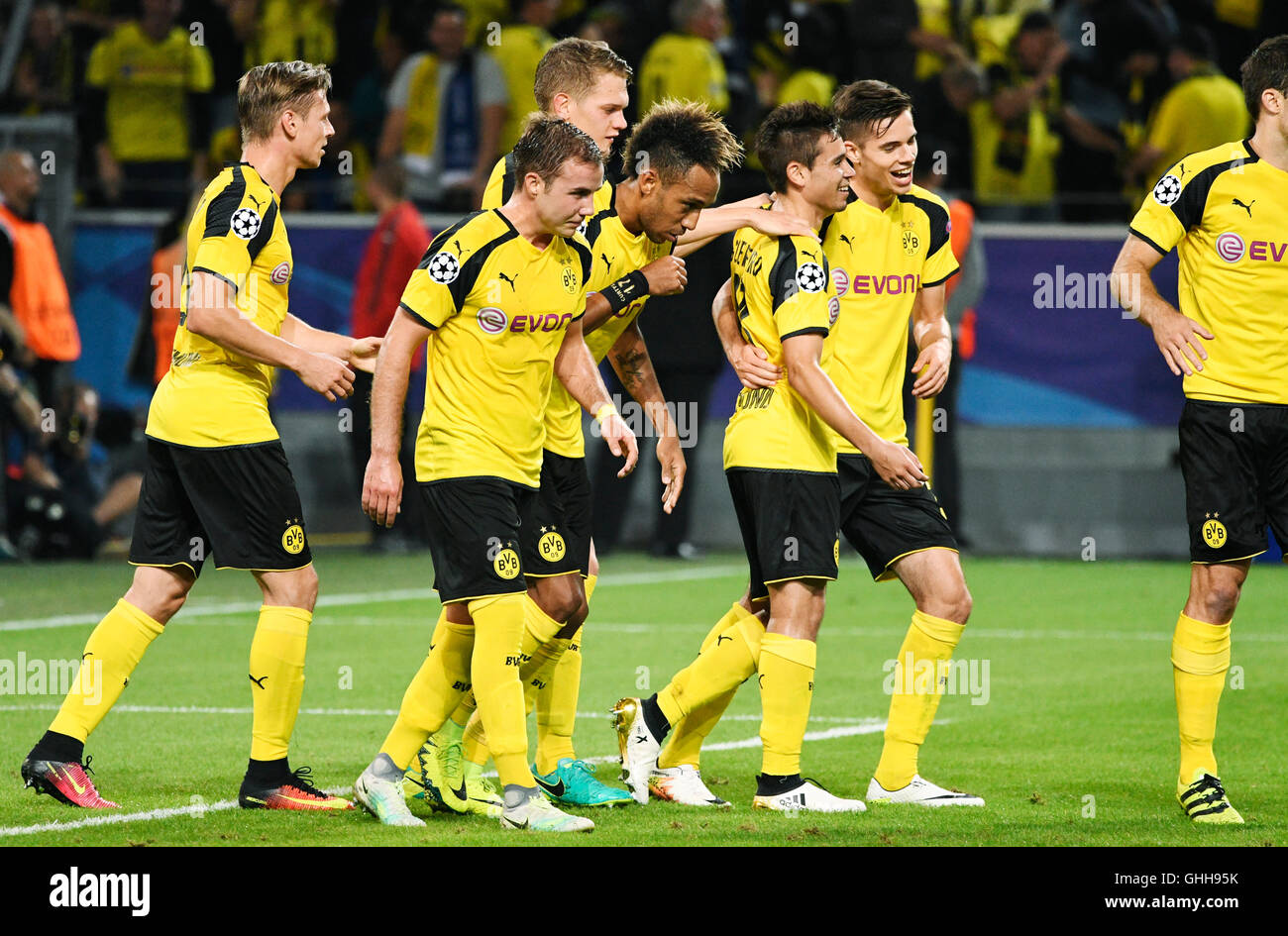 Dortmund Allemagne Signal Iduna Arena 27 9 16 L Uefa Champions League Saison 16 17 Groupe Etape Journee 2 Borussia Dortmund Bvb Vs Real Madrid Joueurs De Dortmund A Partir De La Gauche Action